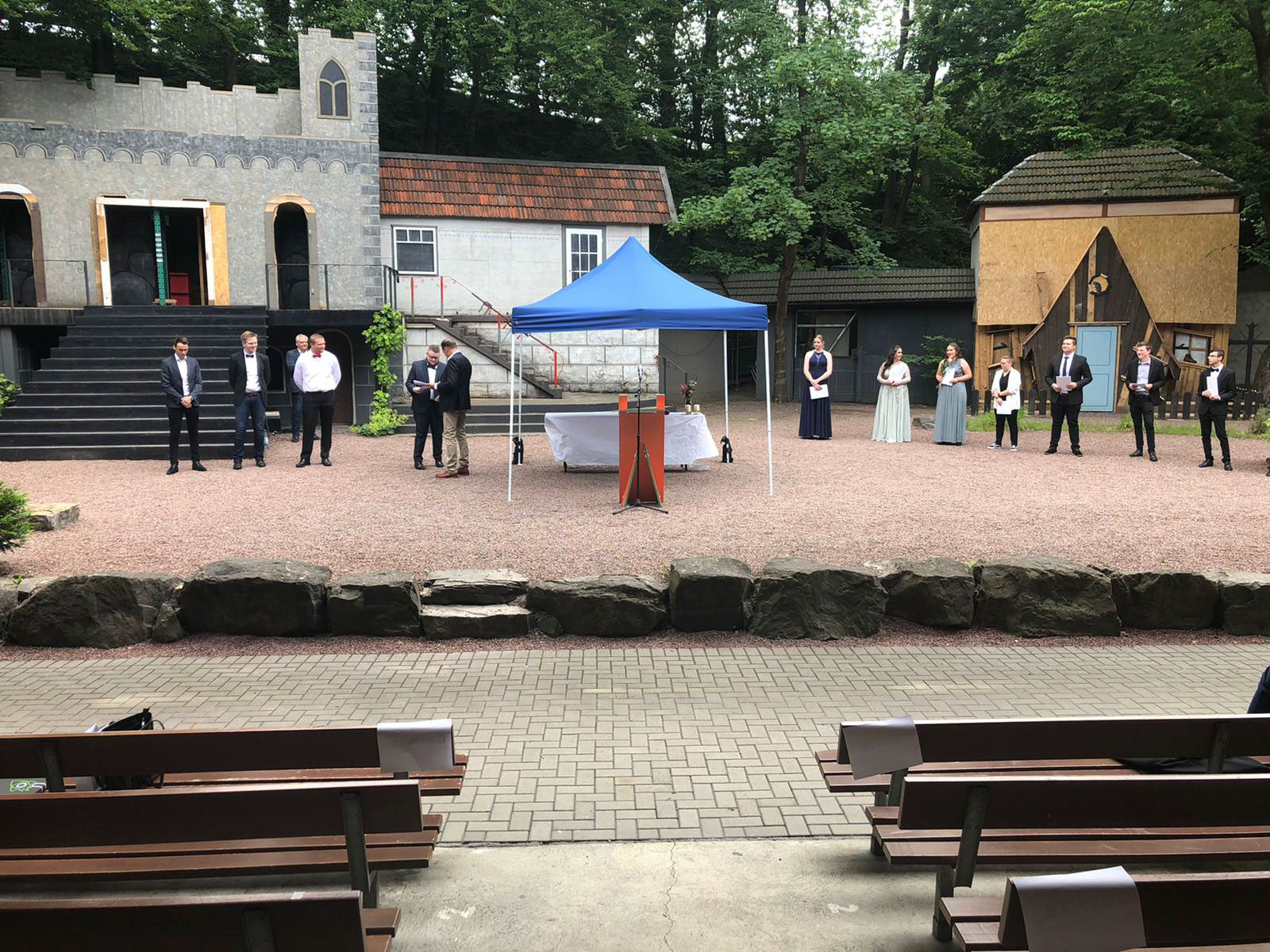 Abschlusszeugnisse auf der Freilichtbühne Herdringen